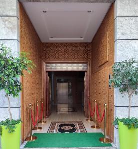 un corridoio di un edificio con un tappeto verde di Maarif Elite Suites a Casablanca