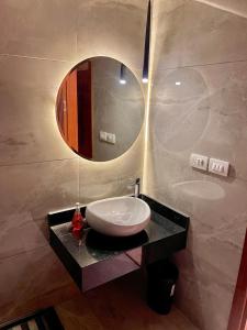 een badkamer met een wastafel en een spiegel bij Sun gate house in Caïro