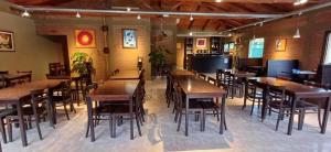 un restaurante con mesas de madera y sillas en una habitación en Costa Dorada en San Antonio de Arredondo