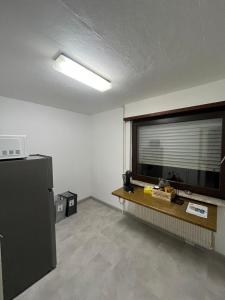 sala de estar con ventana grande y TV en Appartement avec terrasse, en Kehl am Rhein