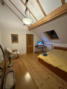 1 dormitorio con 1 cama y 1 mesa en una habitación en Garsoniera langa plaja en Constanza