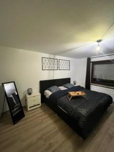 Un dormitorio con una cama con una mesa. en Appartement avec Jacuzzi et Jardin, en Kehl am Rhein