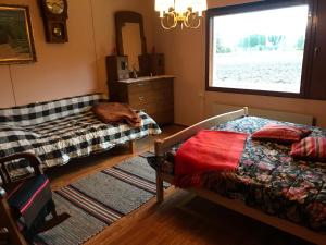 1 Schlafzimmer mit 2 Betten und einem Fenster in der Unterkunft Peltokangas in Nivala