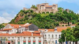 um grande edifício com um castelo no topo de uma colina em Casa De Campo Natureza em Porto de Mós