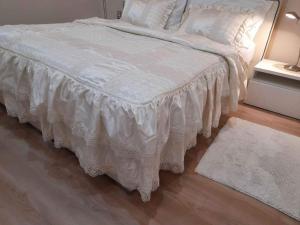 Letto o letti in una camera di Modern, Quiet & Cozy Apartment in the middle of Downtown near Danube at Fashion street