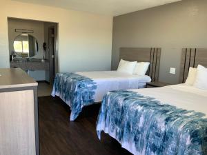 Un pat sau paturi într-o cameră la Value Lodge
