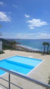een zwembad met uitzicht op de oceaan bij Sunset Lover Sea View Luxury Apartment in Tanger