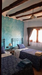1 dormitorio con 2 camas y ventana en Casa Ton del Mingo, en Sant Cerni