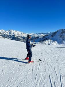 un hombre está parado sobre los esquís en la nieve en Formigal Valle del tena Rural Home, en Formigal