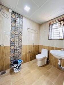 een badkamer met een toilet, een wastafel en een douche bij Vishaka Daily Rentals in Tirunelveli