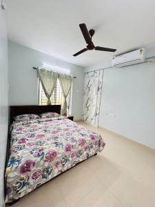 a bedroom with a bed and a ceiling fan at Vishaka Daily Rentals in Tirunelveli