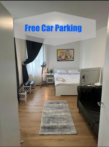 ein Zimmer mit einem Bett und einem Schild für einen kostenfreien Parkplatz in der Unterkunft NTN HOUSE in St. Gallen