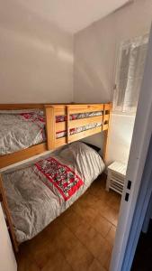 ein Schlafzimmer mit zwei Etagenbetten und Fliesenboden in der Unterkunft Studio coin nuit fermé 4 personnes - Les Mas de La Plage in Sanary-sur-Mer