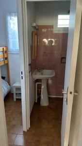 ein kleines Badezimmer mit Waschbecken und Spiegel in der Unterkunft Studio coin nuit fermé 4 personnes - Les Mas de La Plage in Sanary-sur-Mer