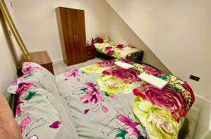 a bedroom with a bed with flowers on it at Lovely One bed apartment In London in London