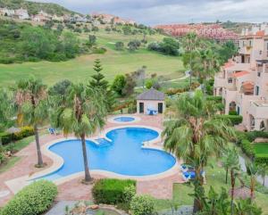 an aerial view of a swimming pool with palm trees at La Almadraba 412 in Manilva