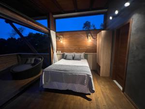 1 dormitorio en una casa con cama y bañera en Paradouro Monã en Torres