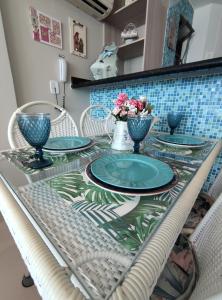mesa con sillas y platos en la parte superior en Mar de Cerejeira - Em frente a Prainha, en Arraial do Cabo