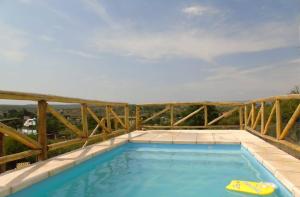 basen na balkonie z drewnianym płotem w obiekcie Cabaña Las Marias w mieście Villa Santa Cruz del Lago