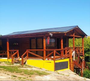 Cabaña Las Marias في Villa Santa Cruz del Lago: كابينة خشبية ذات سقف أسود