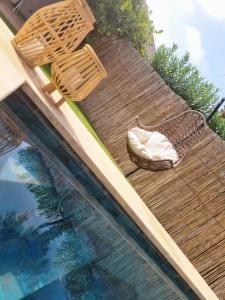 - une paire de chaussures assise sur une terrasse à côté d'une piscine dans l'établissement Villa Naya et sa Piscine chauffée sans vis-à-vis, à Agadir