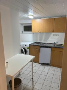 Η κουζίνα ή μικρή κουζίνα στο Souterrain Wohnung in der Nähe vom Düsseldorfer Flughafen
