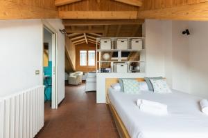 sypialnia z dużym białym łóżkiem w pokoju w obiekcie Mortara Navigli Apartments w Mediolanie