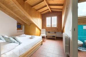 Mortara Navigli Apartments في ميلانو: غرفة نوم بسرير كبير وحمام