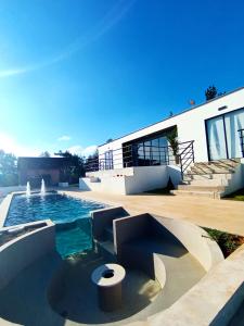una casa con piscina y un edificio en Hermosa Villa con piscina, en Los Santos