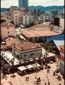 una vista aérea de una ciudad con edificios y palmeras en Zarlett House, Pazari ri ,Villa with Garden,Parking, en Tirana