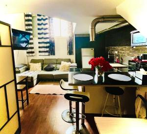 kuchnia i salon z kanapą i stołem w obiekcie Madrid Loft duplex w Madrycie