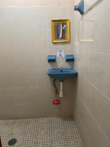 a bathroom with a blue sink and a mirror at Departamento Foráneo 1 in Concepción