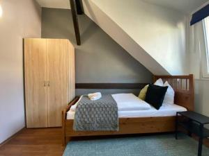 1 dormitorio con 1 cama y armario en una habitación en Stylische Privatzimmer an der Mosel, en Coblenza