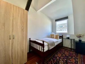 1 dormitorio con cama y ventana en Stylische Privatzimmer an der Mosel, en Coblenza