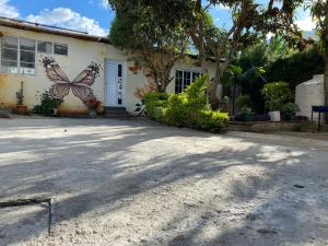 una casa con un cartel de mariposa en el costado. en Casa Elenita en San Juan La Laguna