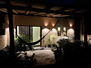 ein Haus mit seitlicher Beleuchtung in der Unterkunft Casa blanca playa saladita in Temalhuacán