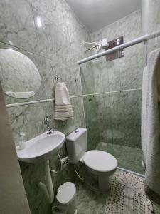 y baño con aseo, lavabo y ducha. en Pousada Aconchego 2 en Miguel Pereira