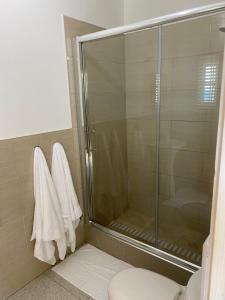 łazienka z prysznicem, toaletą i ręcznikami w obiekcie Studio flat w mieście Montego Bay