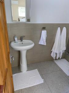 W łazience znajduje się umywalka, lustro i ręczniki. w obiekcie Studio flat w mieście Montego Bay +5 zdjęć