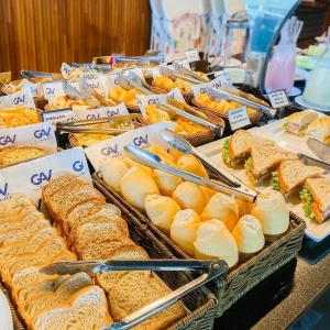 un buffet lleno de sándwiches y bocadillos en Salinas Exclusive Resort en Salinópolis