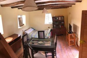 Pokój ze stołem, łóżkiem i biurkiem w obiekcie Casa de campo en Rinconada Pisac w Cuzco