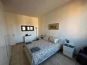 um pequeno quarto com uma cama e uma janela em Santa Croce Apartment em Veneza