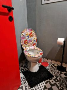 Athens Comic House في أثينا: حمام مع مرحاض مع مقعد مزين