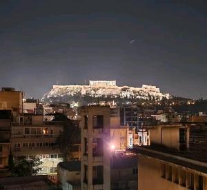 Athens Comic House في أثينا: اطلاله على جبل في الليل مع مباني