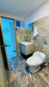 uma casa de banho com um WC e um lavatório em Apto con parqueadero Escalini Mansión Puerta del sol Pitalito em Pitalito