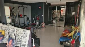 Athens Comic House في أثينا: غرفة مع صالة رياضية مع سرير واجهزة ممارسة الرياضة