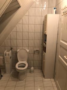a small bathroom with a toilet in a room at Privatzimmer in der Nähe vom Düsseldorfer Flughafen in Ratingen