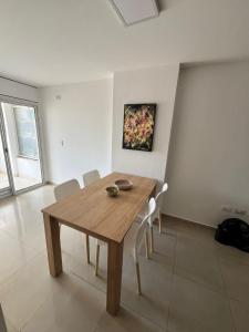 comedor con mesa de madera y sillas en Jardines del Boulevard 5 en Córdoba