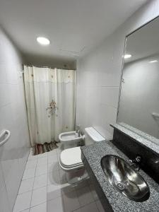 y baño con lavabo, aseo y ducha. en Jardines del Boulevard 5 en Córdoba