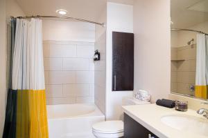 洛杉磯的住宿－One Bedroom Gem In Weho，浴室配有卫生间、浴缸和水槽。